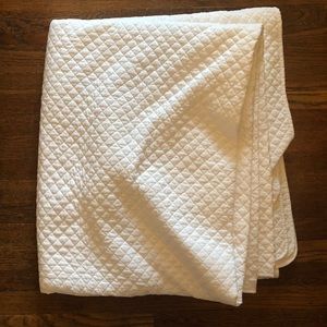 White quilted bedspread comforter